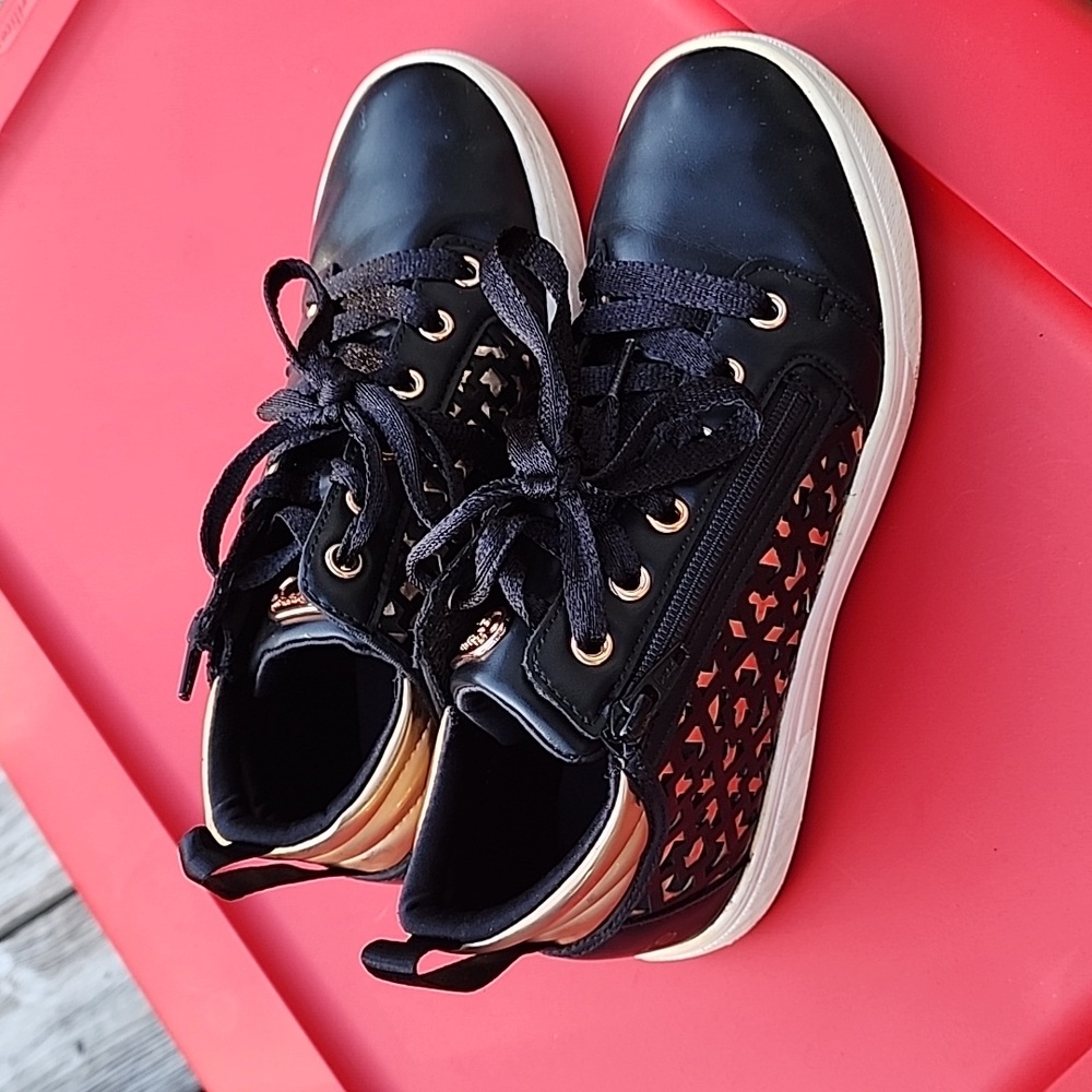 Womens/youth size 4 Skechers sneakers black and gold